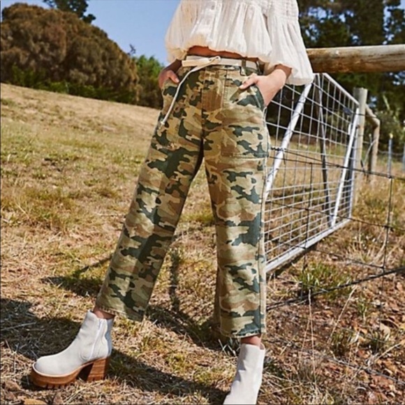 NWT FREE PEOPLE Cargo Cropped Green Camo Pants - Picture 13 of 13